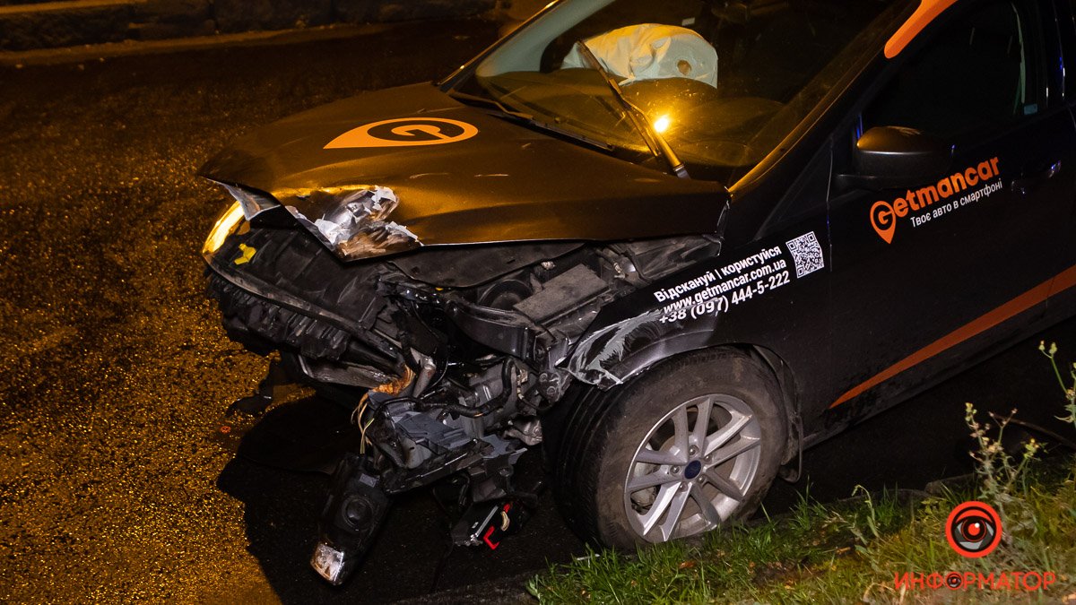 В Днепре на Камчатской Ford снес дерево и дорожный знак: пострадал водитель