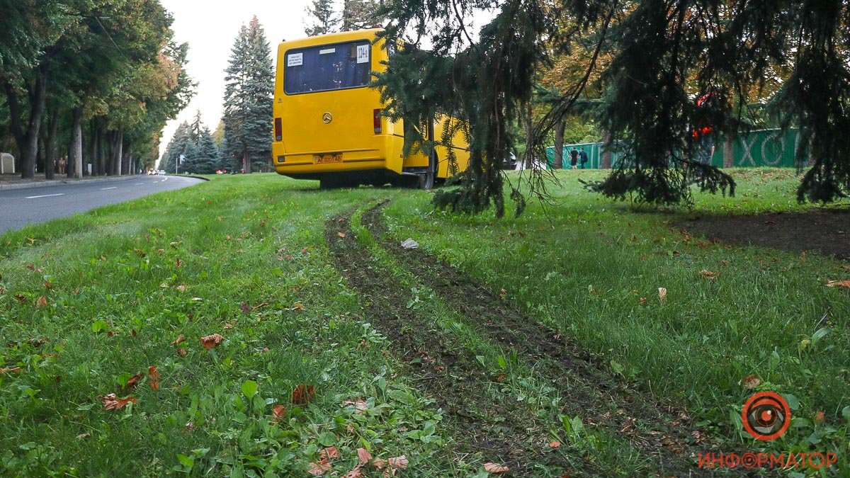 В Днепре на Гагарина автобус №124 объезжал пробку и заехал на газон