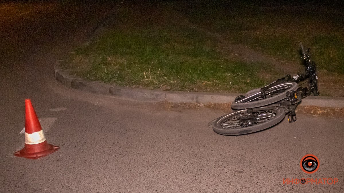 В Днепре на улицы Каруны мотоциклист сбил велосипедиста и скрылся