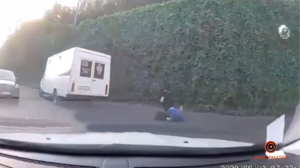 В Днепре мужчина на ходу выпал из маршрутки: появилось видео