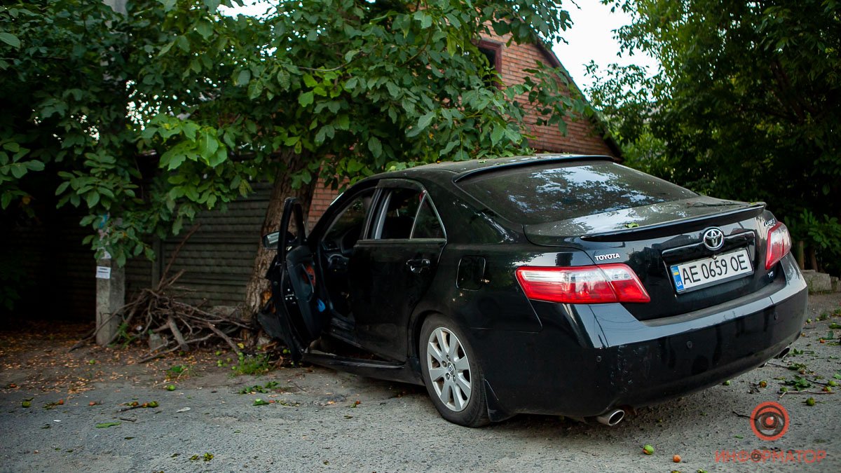 В Днепре на улице Победы Toyota влетела в забор дома: водитель скрылся
