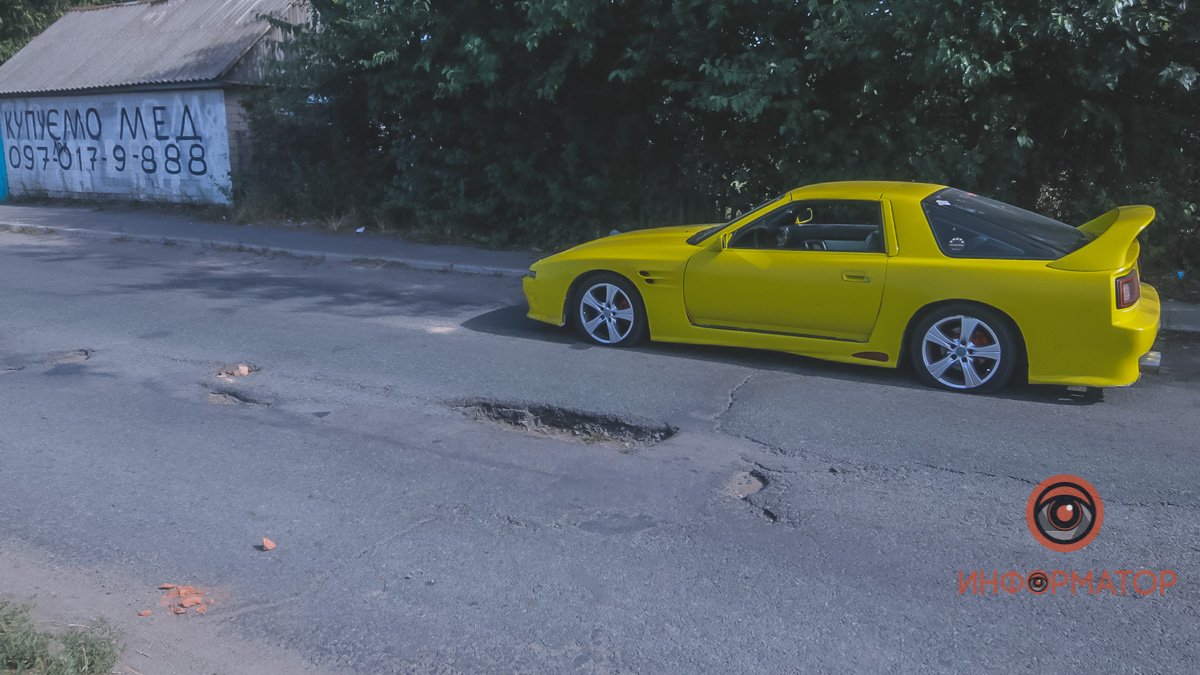 Под Днепром Toyota наехала на яму и порезала два колеса