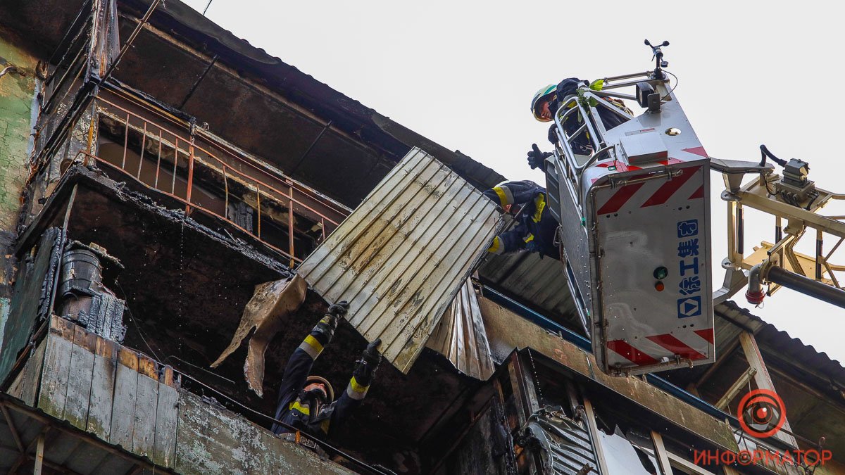 В Днепре на Западном в пятиэтажном доме горел балкон: пострадал мужчина, жильцов эвакуировали