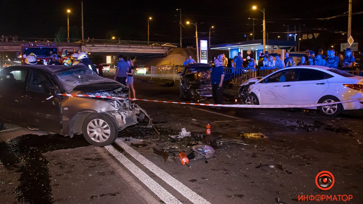 В Днепре на Слобожанском столкнулись Mitsubishi, Nissan и Hyundai: один человек погиб, двое пострадали