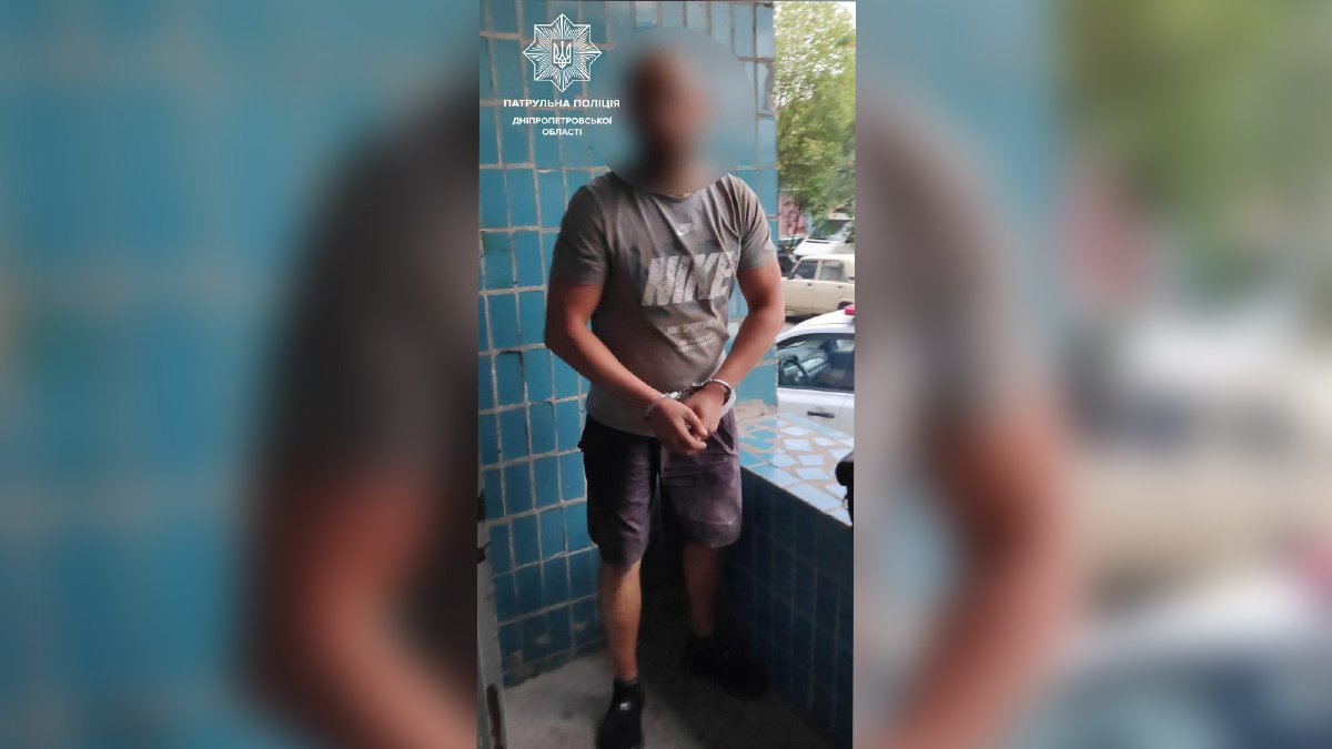 В Днепре мужчина при задержании сломал полицейскому ключицу