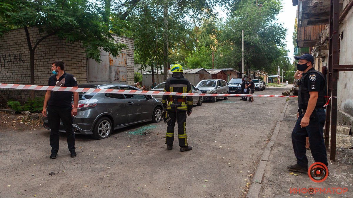 В Днепре на Бажова возле машины взорвалась граната: есть пострадавшие