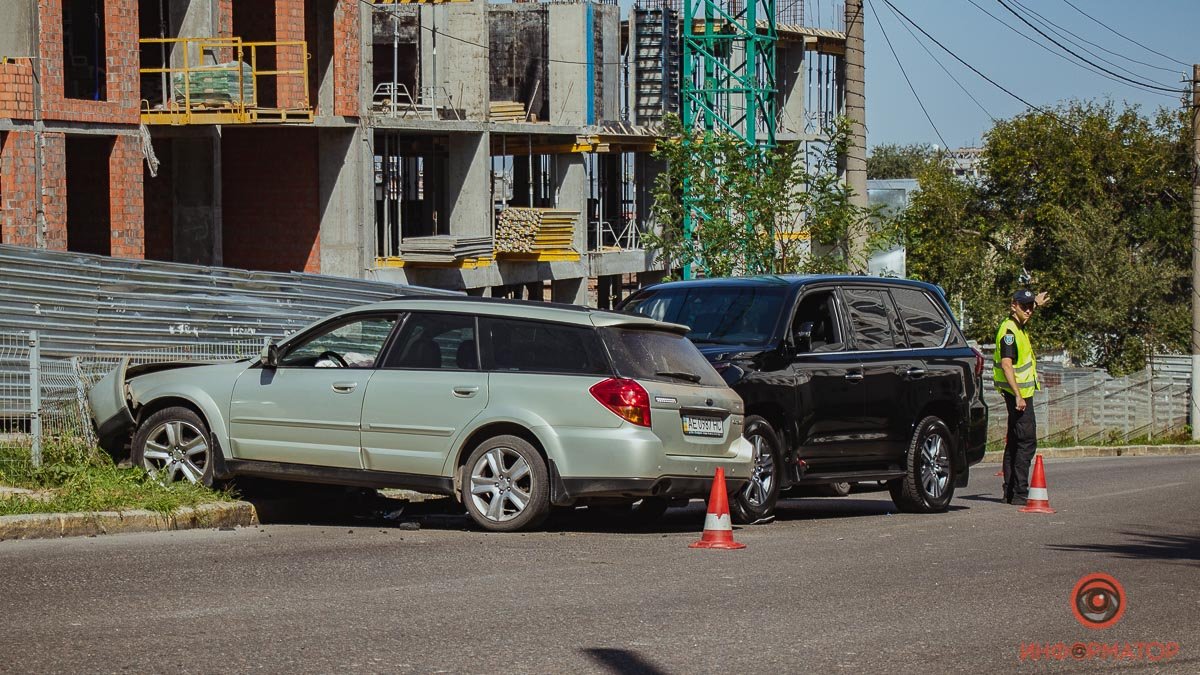 В Днепре на Короленко столкнулись Subaru и Lexus: мужчину забрала скорая