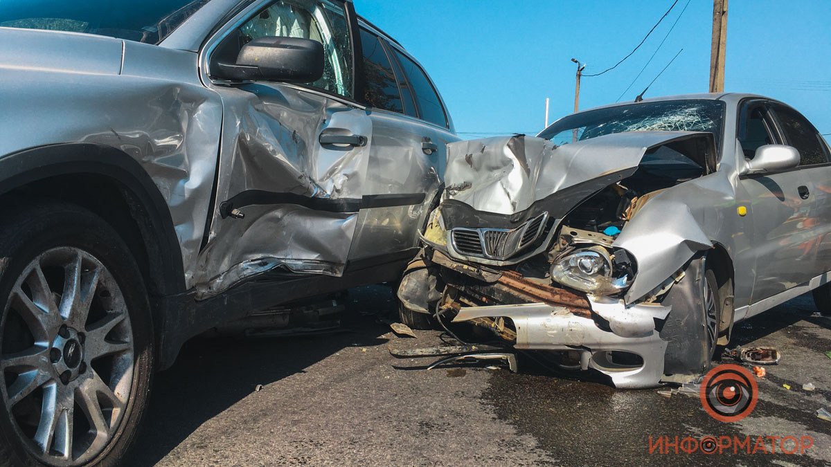 В Днепре у заправки «Юкон» столкнулись Daewoo и Volvo: пострадал мужчина