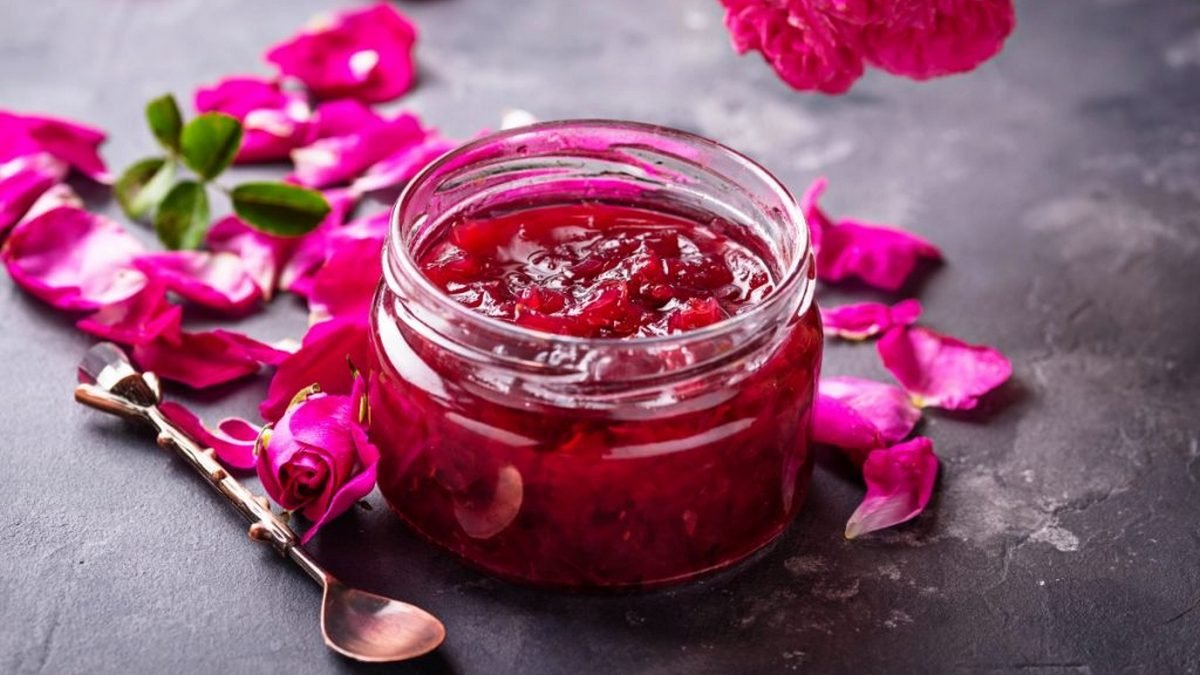 Полезные и вкусные рецепты: как приготовить розовое варенье в домашних условиях