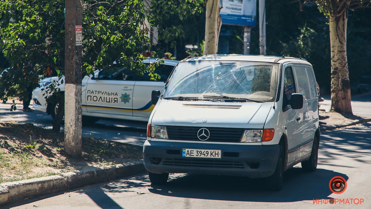 В Днепре на Калиновой Mercedes сбил женщину