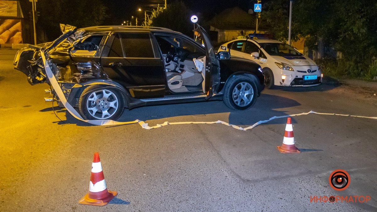 В Днепре на перекрестке Образцова и Байкальской грузовик столкнулся с BMW X5: пострадал мужчина
