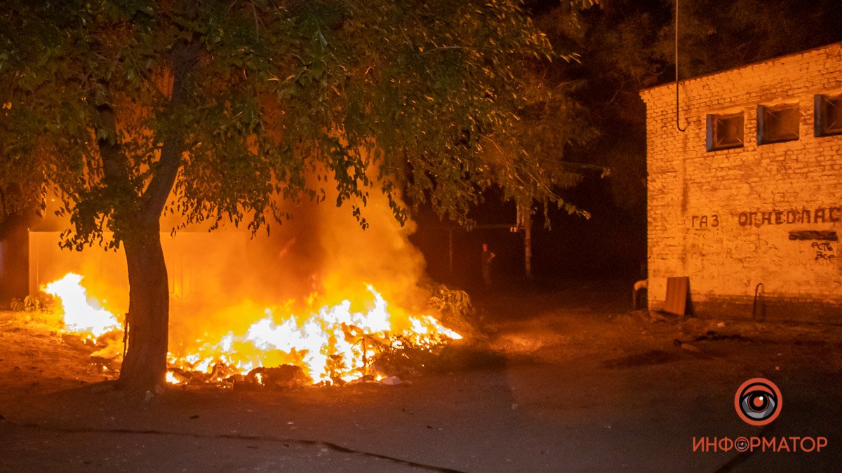 В Днепре на Артековской горела куча мусора возле гаражей