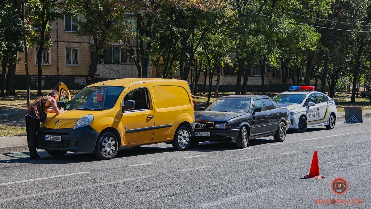 В Днепре на Янтарной Audi въехала в Renault: женщину забрала скорая
