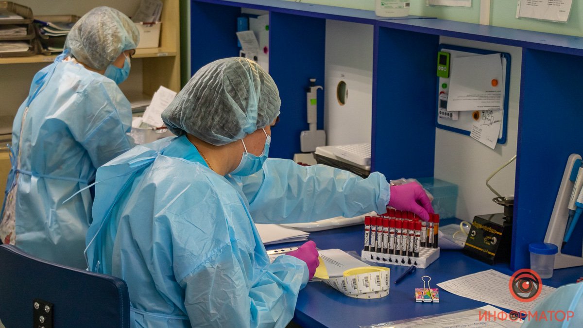 В Днепре "Интерпайп" передал больнице имени Мечникова новое оборудование для ПЦР-тестов за 1,2 миллиона гривен