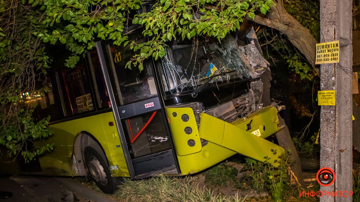 В Днепре автобус столкнулся с автомобилем инкассаторов и врезался в дерево
