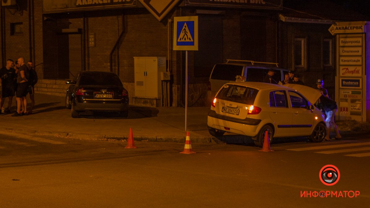 В Днепре на Сечевых Стрельцов Hyundai въехал в Audi: пострадала 17-летняя девушка