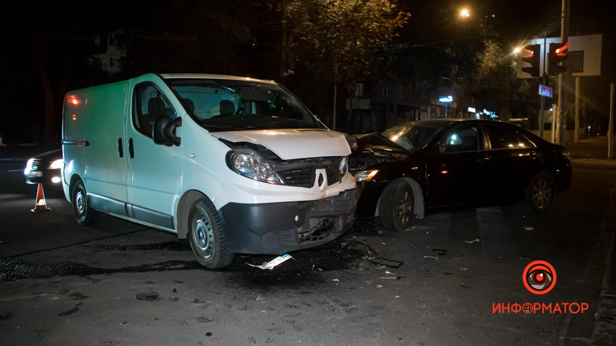 В Днепре на Уральской столкнулись Toyota и Renault: пострадал мужчина