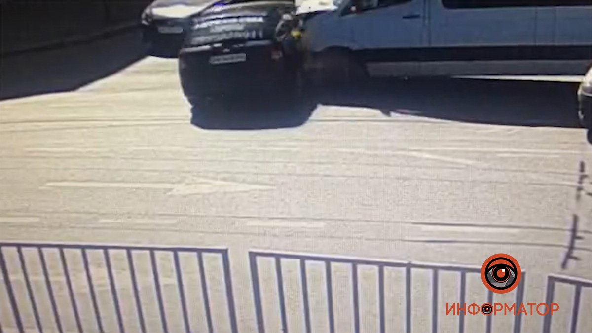 В Днепре на Титова Chevrolet службы такси столкнулся с маршруткой, есть пострадавшие: видео момента аварии