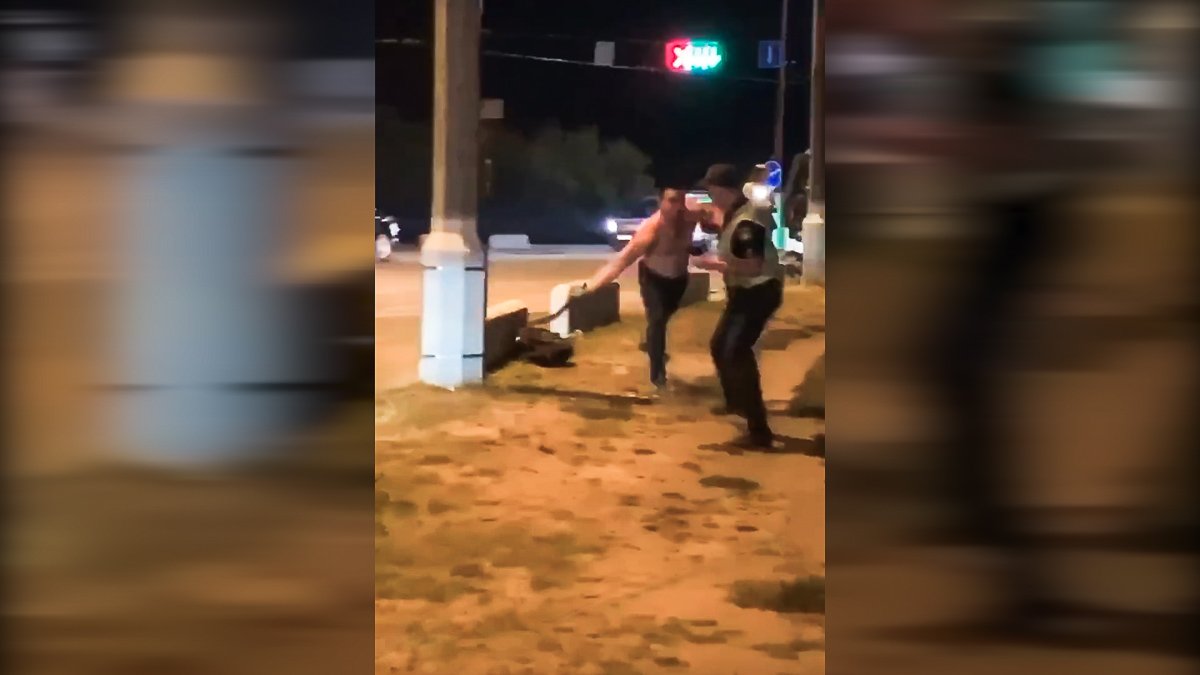 В Днепре на День города пьяный мужчина пытался избить подростков и нападал на патрульного