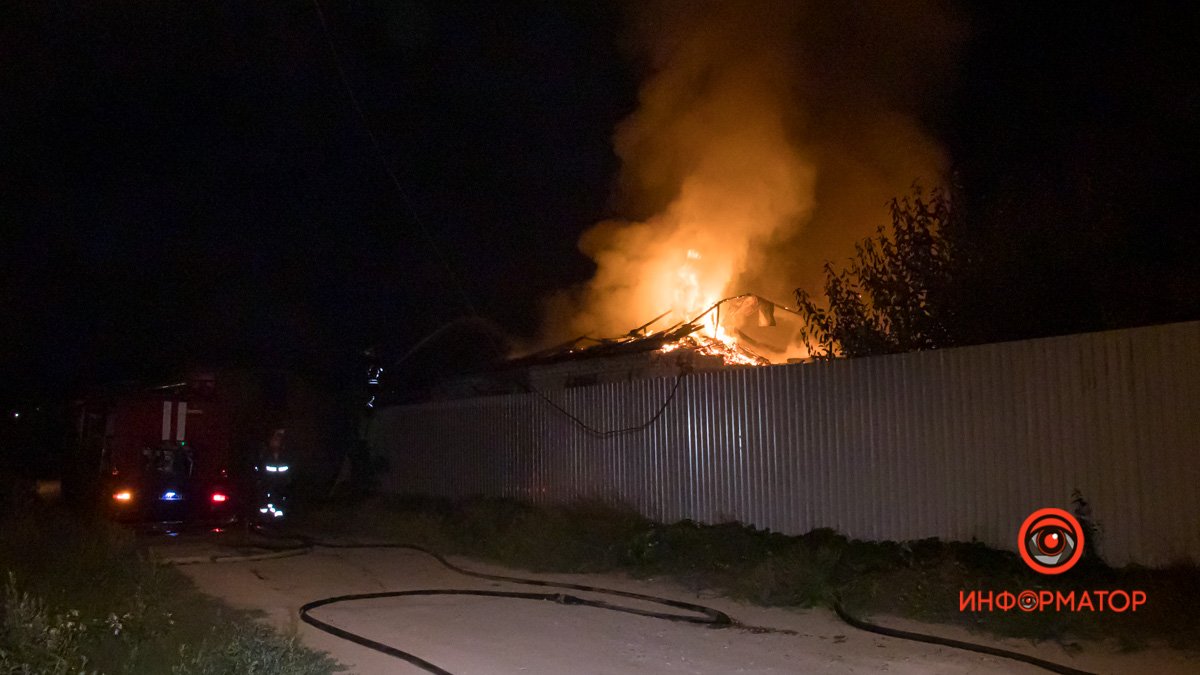 В Днепре на Пожарной горело нежилое здание