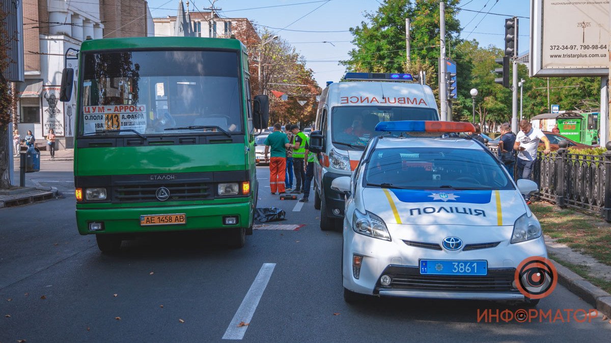 В центре Днепра автобус переехал женщину: видео момента аварии