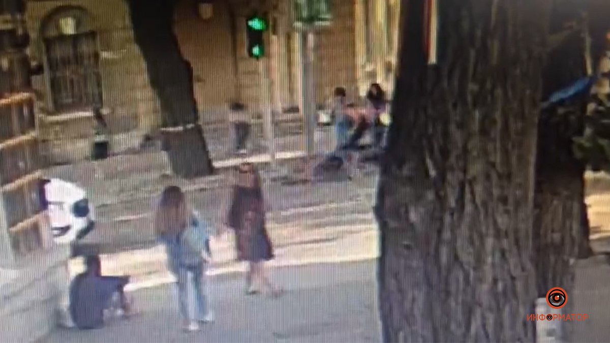В Днепре возле ТЦ "Нагорка" велосипедист сбил девушку: видео момента