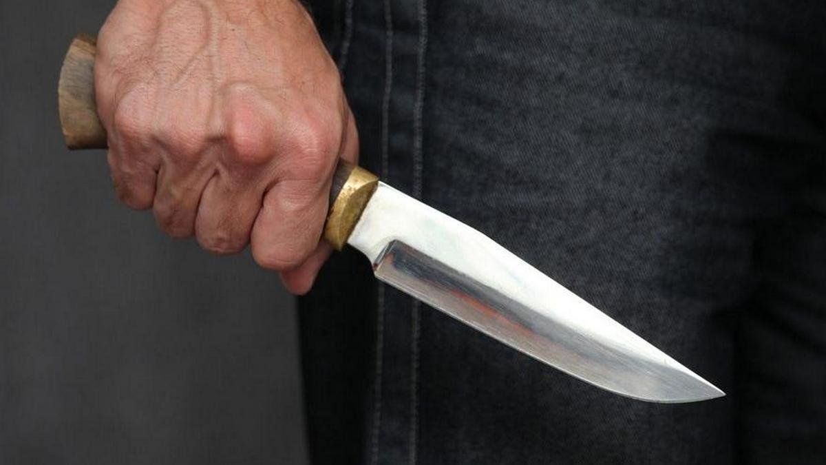 В Днепре 23-летнему мужчине угрожали ножом, чтобы забрать у него 11 тысяч гривен