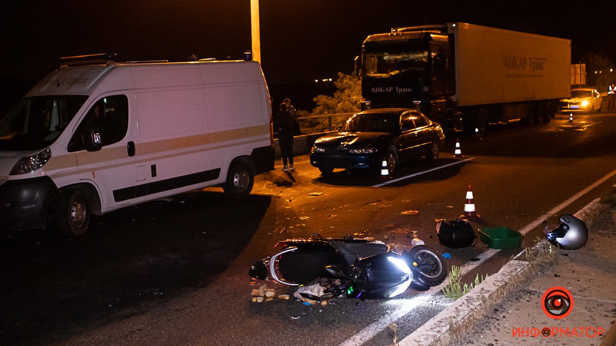 На трассе под Днепром столкнулись Mazda и скутер: пострадала женщина