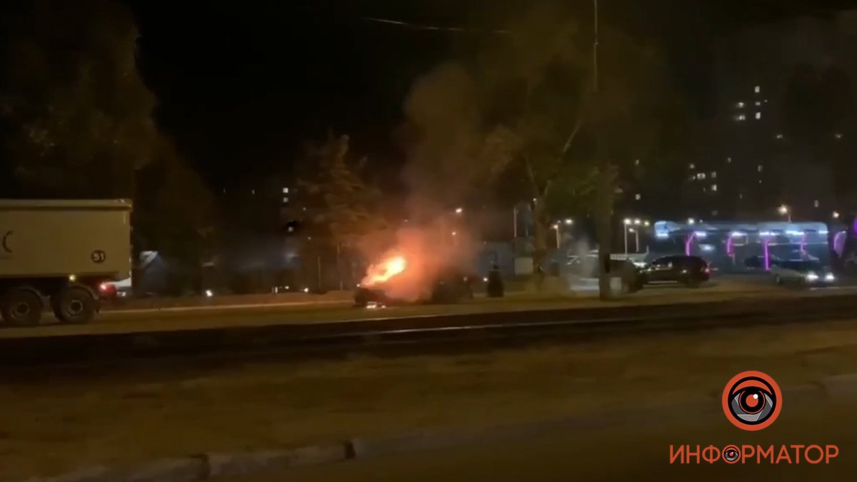 В Днепре на Донецком шоссе на ходу загорелся Nissan