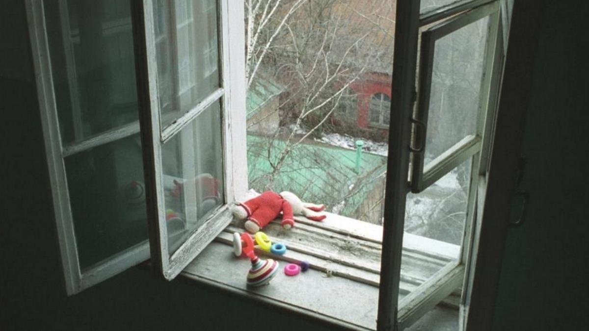 В Днепре рассказали, что делать, чтобы ребенок не выпал из окна
