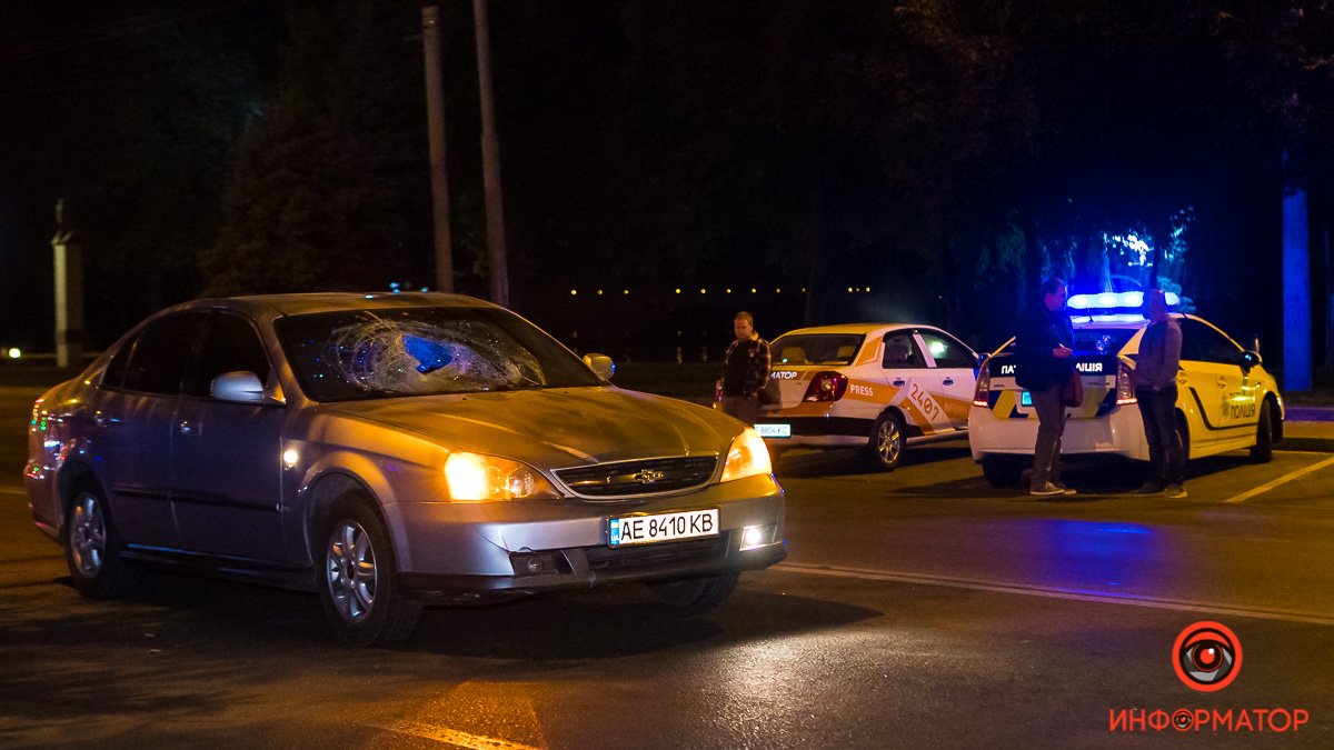 В Днепре на Сичеславской Набережной Chevrolet сбил мужчину: пострадавшего увезла скорая