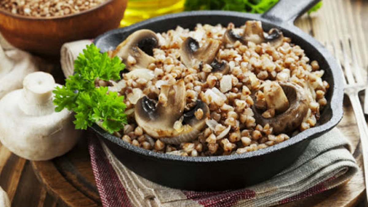 Полезные и вкусные рецепты: как приготовить гречку с грибами в сливочном соусе