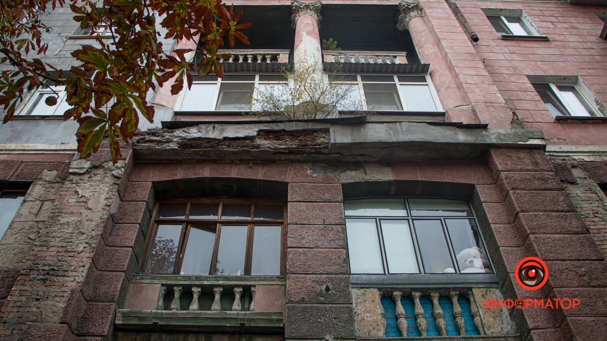 В Днепре на Яворницкого на тротуар рухнул фрагмент фасада