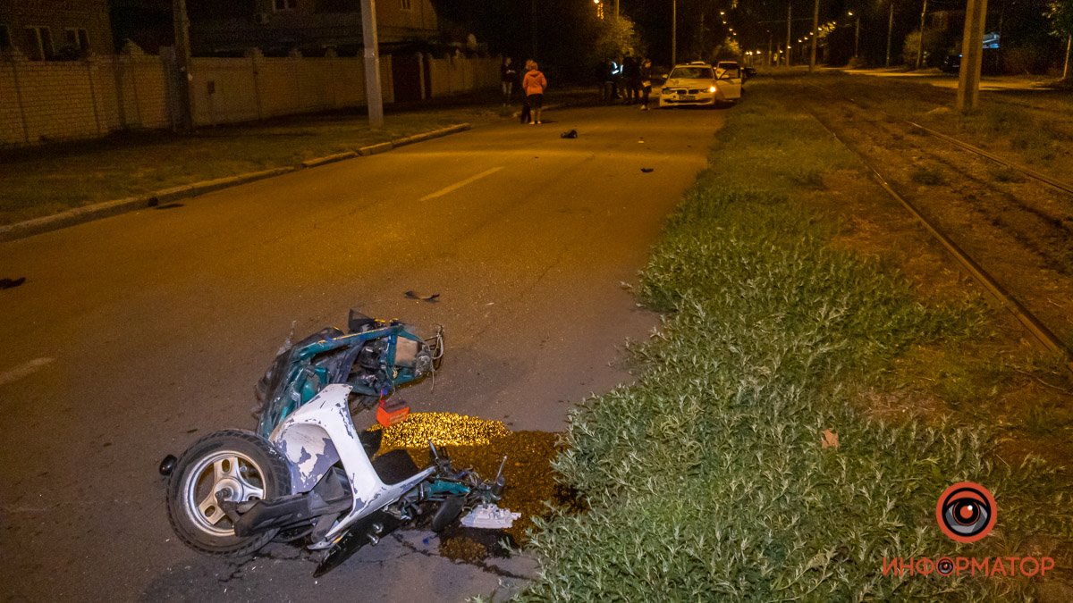 В Днепре на проспекте Металлургов столкнулись BMW и скутер: мужчина скончался на месте