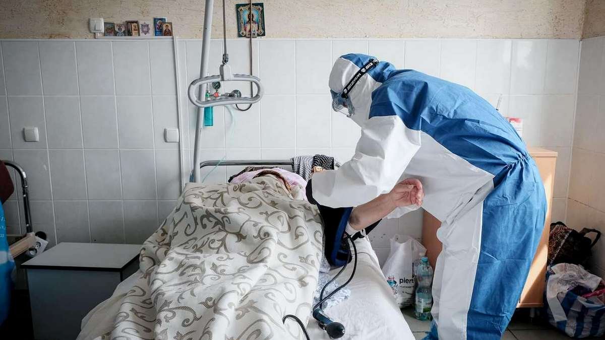 Очередной антирекорд по заболеваемости COVID-19 в Украине: за сутки подтвердили больше 4 тысяч случаев