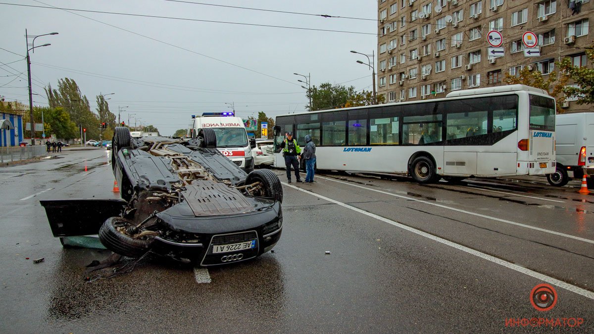 В Днепре на Слобожанском проспекте Audi "в лоб" ударила Honda и перевернулась: двух пострадавших забрала скорая