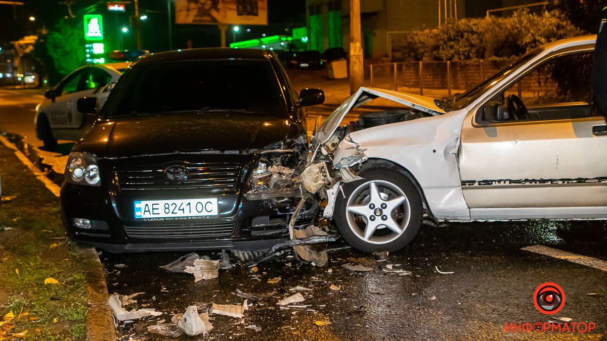 В Днепре на Лисиченко Ford въехал в Toyota: пострадал мужчина