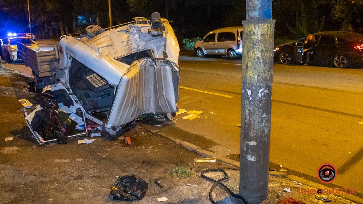 В Днепре на Мануйловском проспекте грузовик влетел в столб: водитель погиб