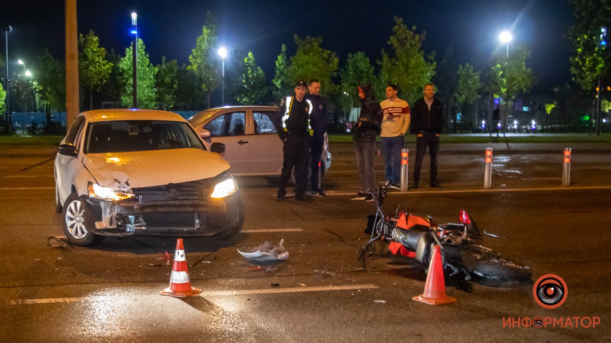 В Днепре на Набережной Победы мотоциклист врезался в Volkswagen: мужчину забрала скорая