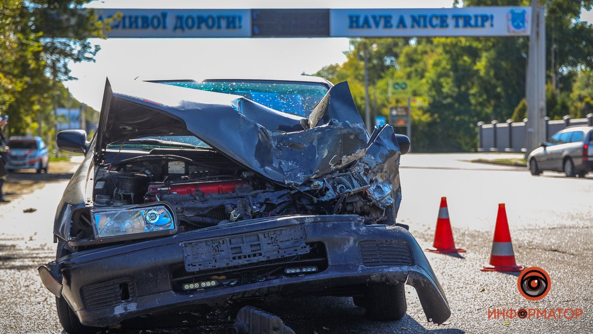 В Днепре на Запорожском шоссе Renault столкнулся с Nissan и вылетел в кювет: пострадала девушка