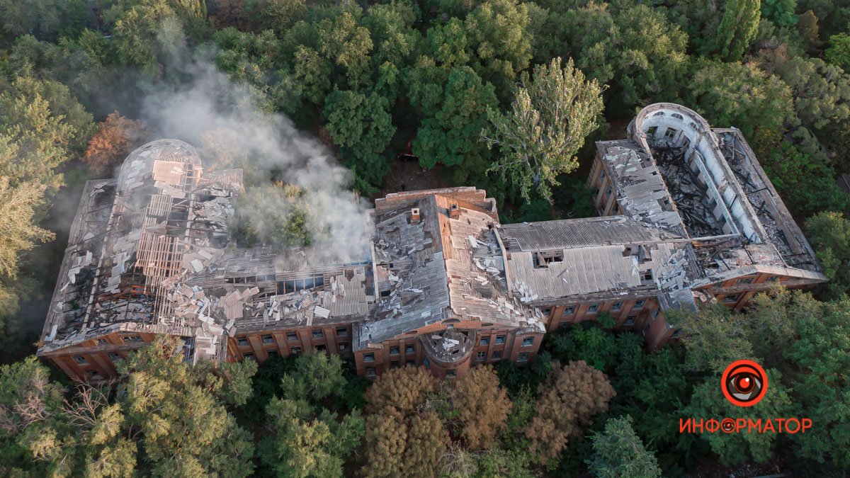 В Днепре на Щербаня горело заброшенное здание Дворца профилактики