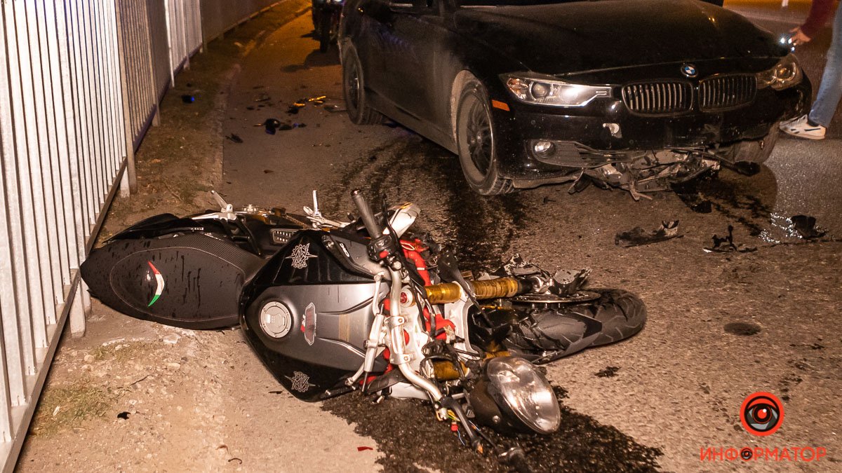 В Днепре на Космической BMW столкнулся с мотоциклистом: одного из водителей забрала скорая