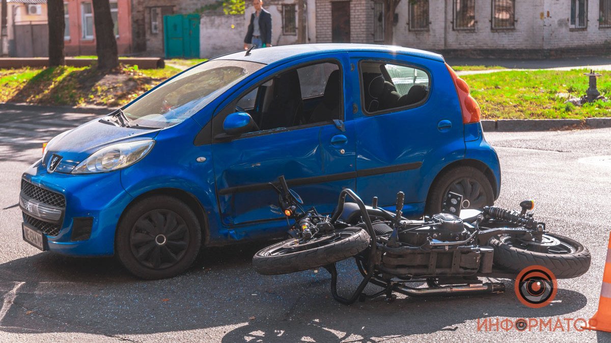 В Днепре столкнулись Peugeot и мотоцикл: мужчину забрала скорая