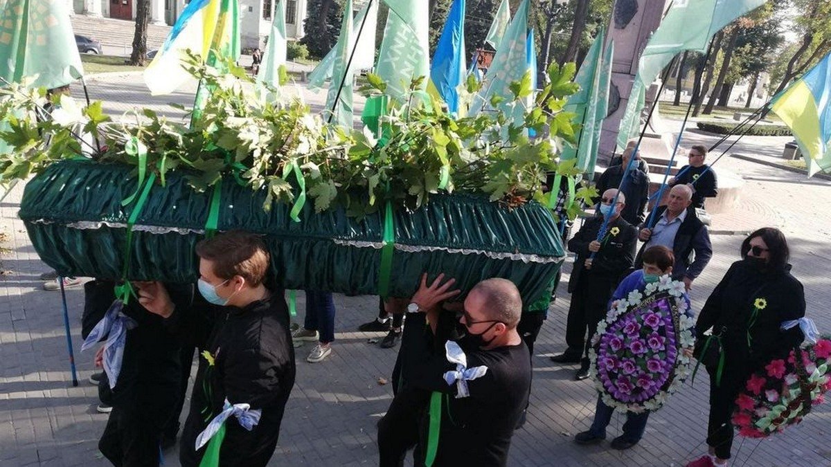 По Днепру носили зеленый гроб: что случилось