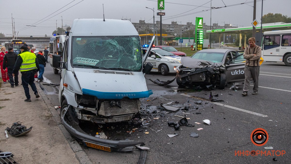 В Днепре на Слобожанском водитель Uklon заснул за рулем и врезался в Mercedes: видео момента