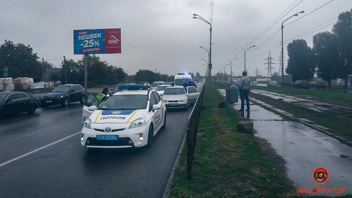 В Днепре на Донецком шоссе столкнулись Opel и ВАЗ: пострадал ребенок
