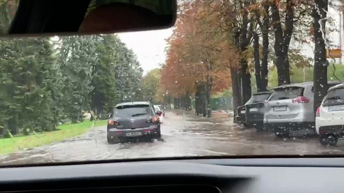 Днепр снова затопило после сильного ливня: автомобили "тонут" в лужах