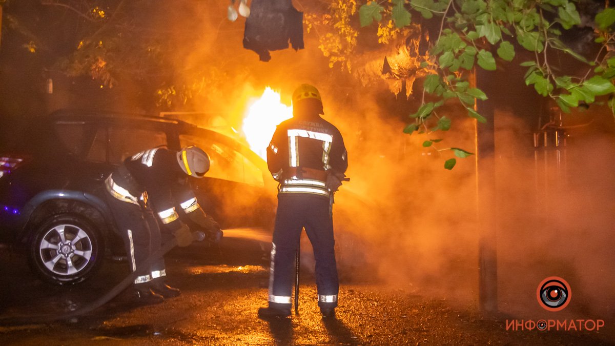 В Днепре на проспекте Поля сгорел автомобиль Toyota RAV4: хозяйка подозревает поджог