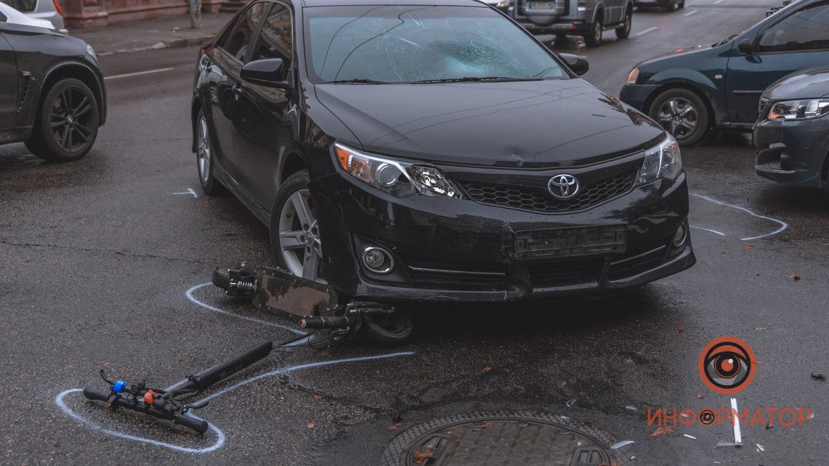 В Днепре на Фабра Toyota сбила мужчину на электросамокате: видео момента аварии