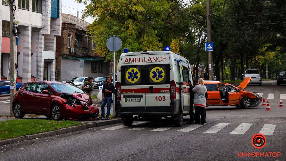 В Днепре на Бородинской столкнулись Nissan и Geely: мужчину забрала скорая
